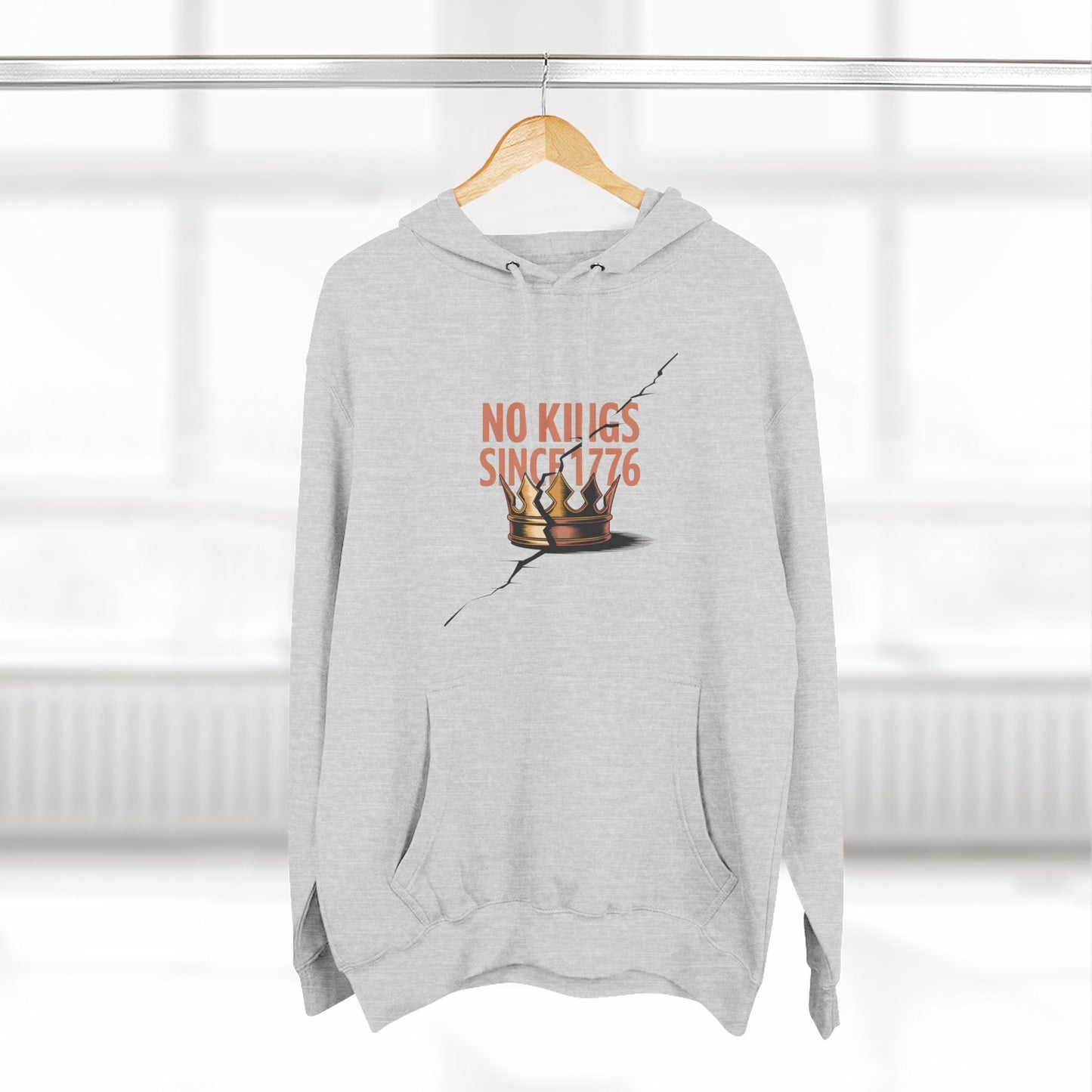 Three-Panel Fleece Hoodie – No Kings Since 1776, Cozy Sweatshirt for Chess Lovers, Casual Wear, Gift for History Buffs, Perfect for Fall